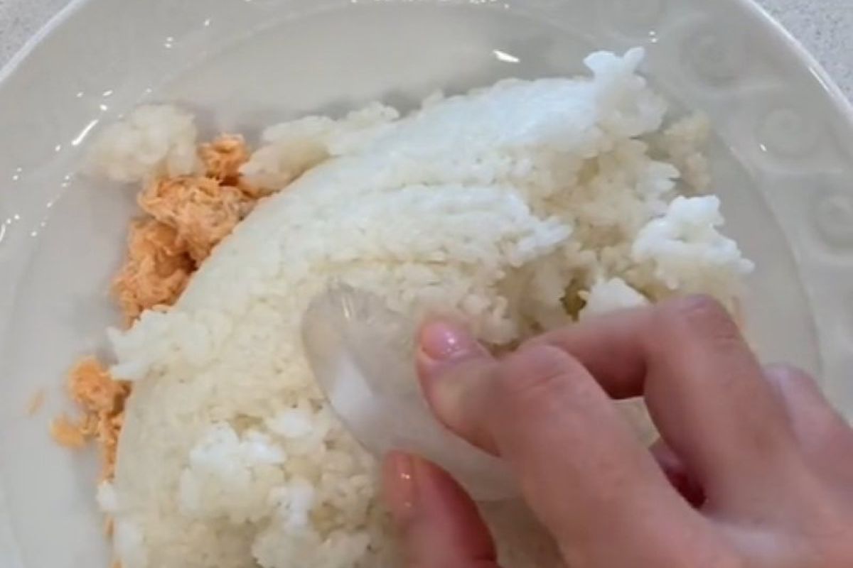 Тіктокерша показала, чому рис потрібно гріти в мікрохвильовій печі з кубиком льоду. Як повернути свіжість страві.