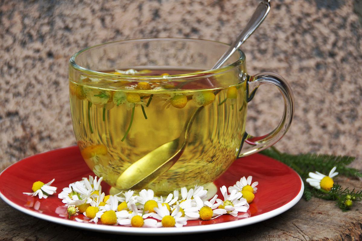 10 переваг для здоров'я від вживання ромашкового чаю. Чай з ромашки дійсно дуже корисний.