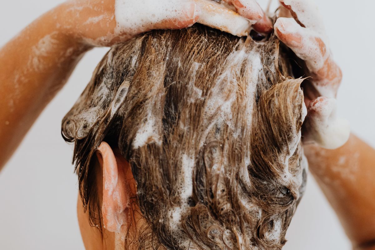 Фахівці розповіли, як зрозуміти, що саме шампунь провокує появу акне. Як через миття голови можуть з'явитися прищі.