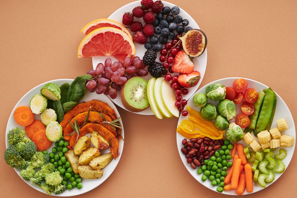 Кілька порад, які допоможуть вам і вашій родині збільшити вживання овочів і фруктів. Як почати їсти більше продуктів рослинного походження.