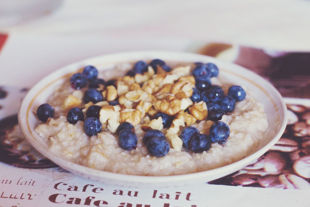 Які продукти варто їсти на сніданок за наявності підвищеного рівня холестерину. За наявності підвищеного рівня холестерину краще снідати певними продуктами.