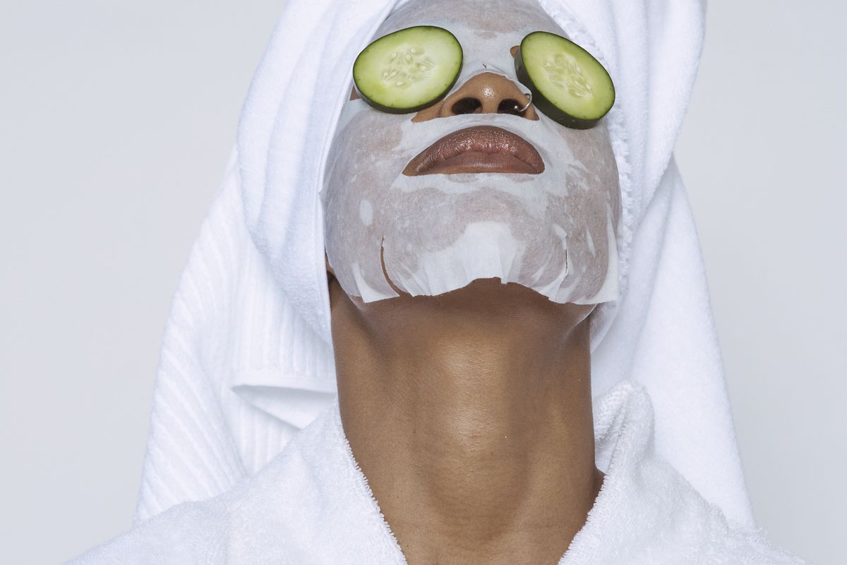 Вчені пояснили, як довго можна тримати на обличчі тканинні маски. Вони виміряли рівень шкідливих консервантів, що проникають у шкіру.