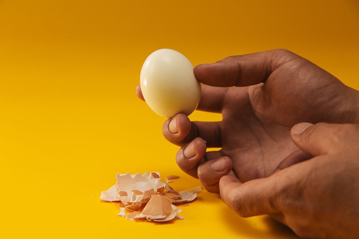 Блискавичний спосіб чищення яєць: шкаралупа знімається одним рухом за 3 секунди. Метод чищення яєць, про який не кожна господиня знає.