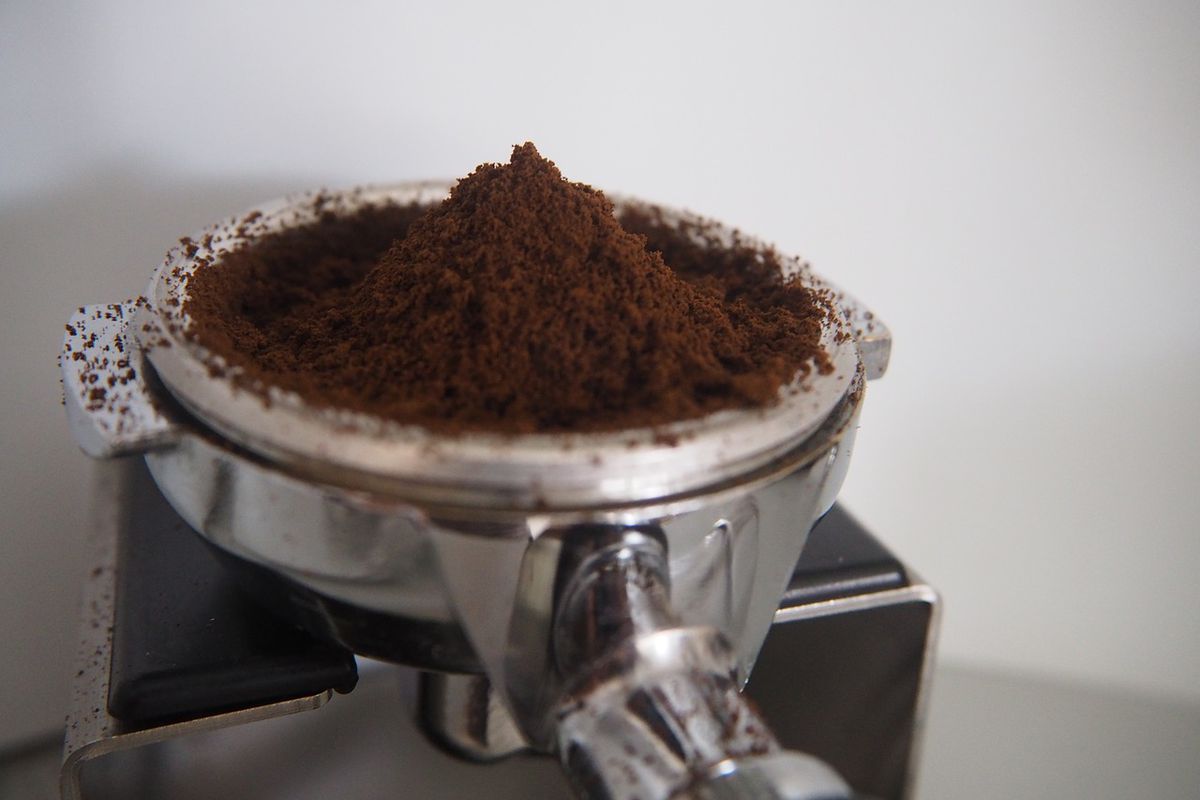 До чого розсипати каву за народними прикметами. Що віщує розсипана кава.