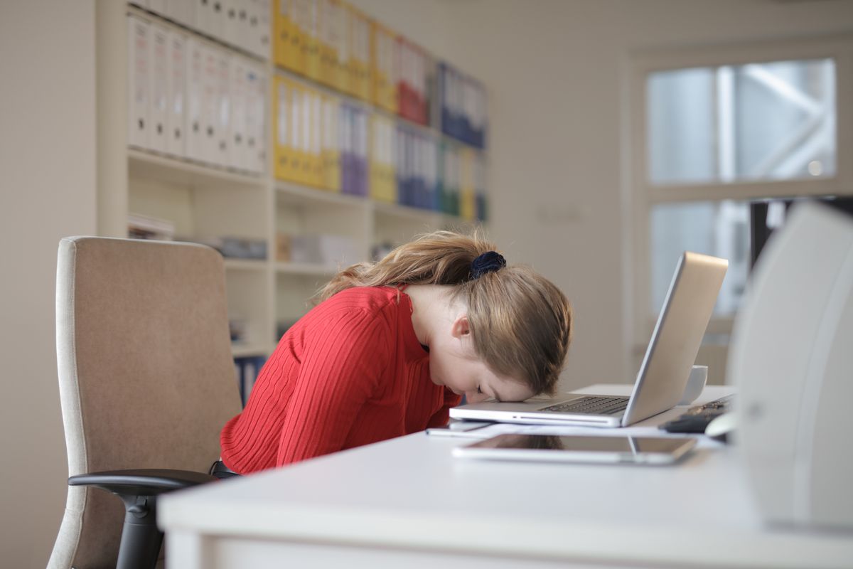 Сильне бажання спати вдень може свідчити про розвиток певної проблеми у організмі. Денна сонливість має насторожувати.