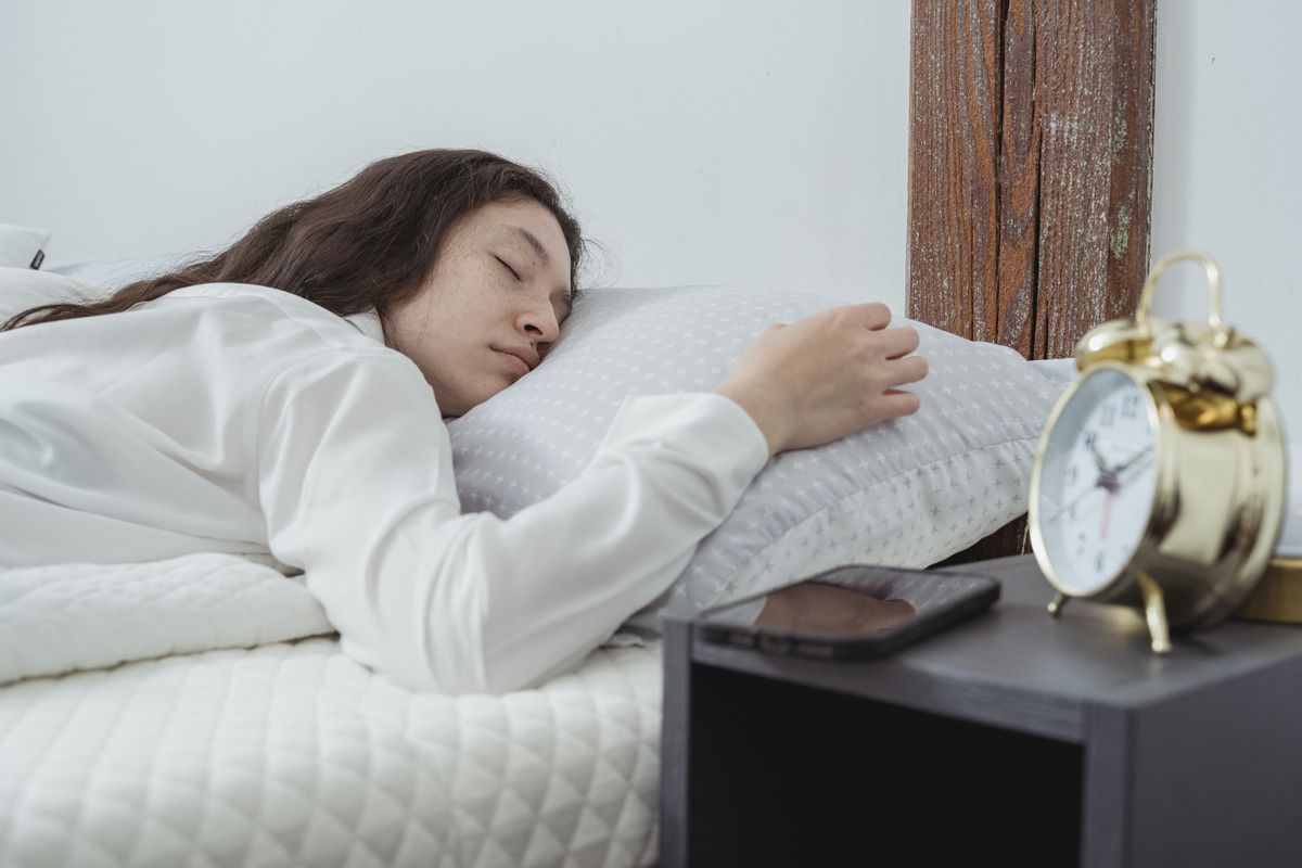 Заряджання мобільного телефону у спальні під час сну може вплинути на збільшення ваги. Нічна зарядка — шлях до повноти.