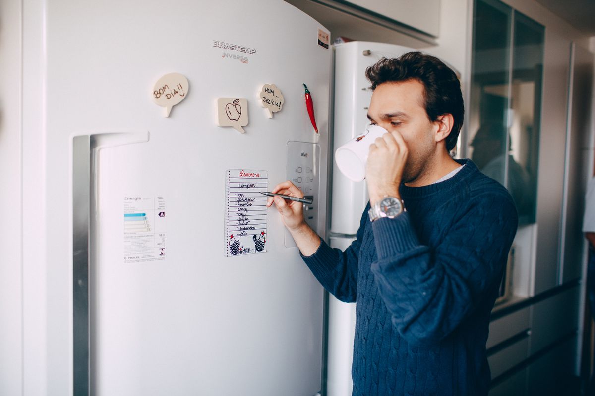 Які магніти можна вішати на холодильник для залучення благополуччя, а які заборонено. Прикмети стосовно магнітів на холодильнику.