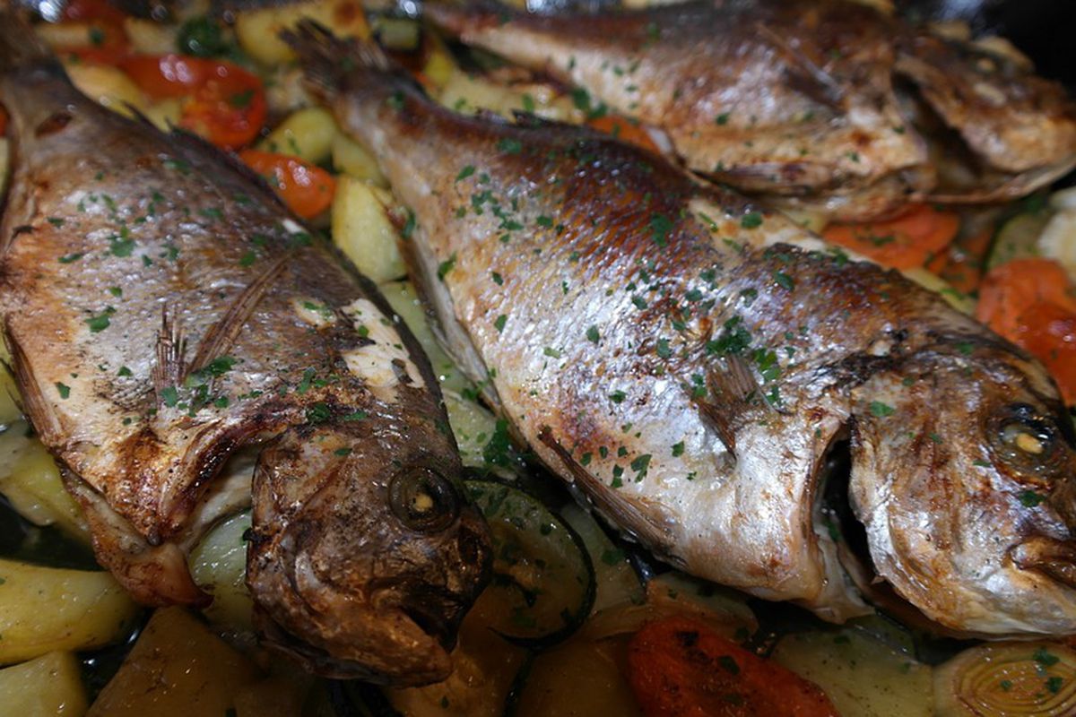 Як швидко прибрати неприємний запах риби в квартирі та на посуді. Прості способи усунути запах риби.