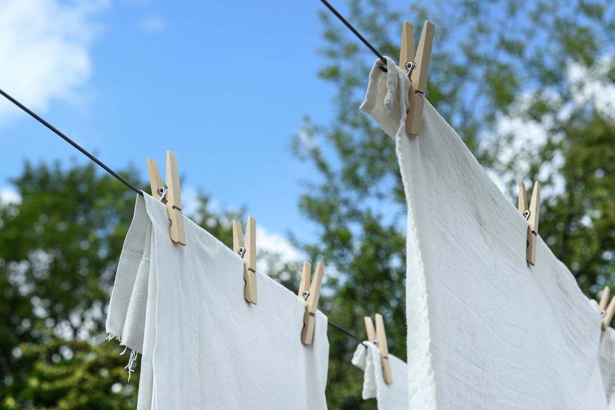 Секрет ідеально білосніжної білизни — в пом'якшувачі. Додайте при пранні, і білі речі відперуться значно краще.
