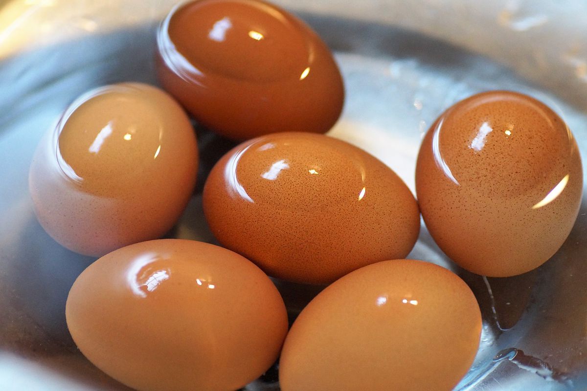 Навіщо кухарі додають у воду ложку соди під час варіння яєць. Лайфхак, який стане в нагоді господаркам.