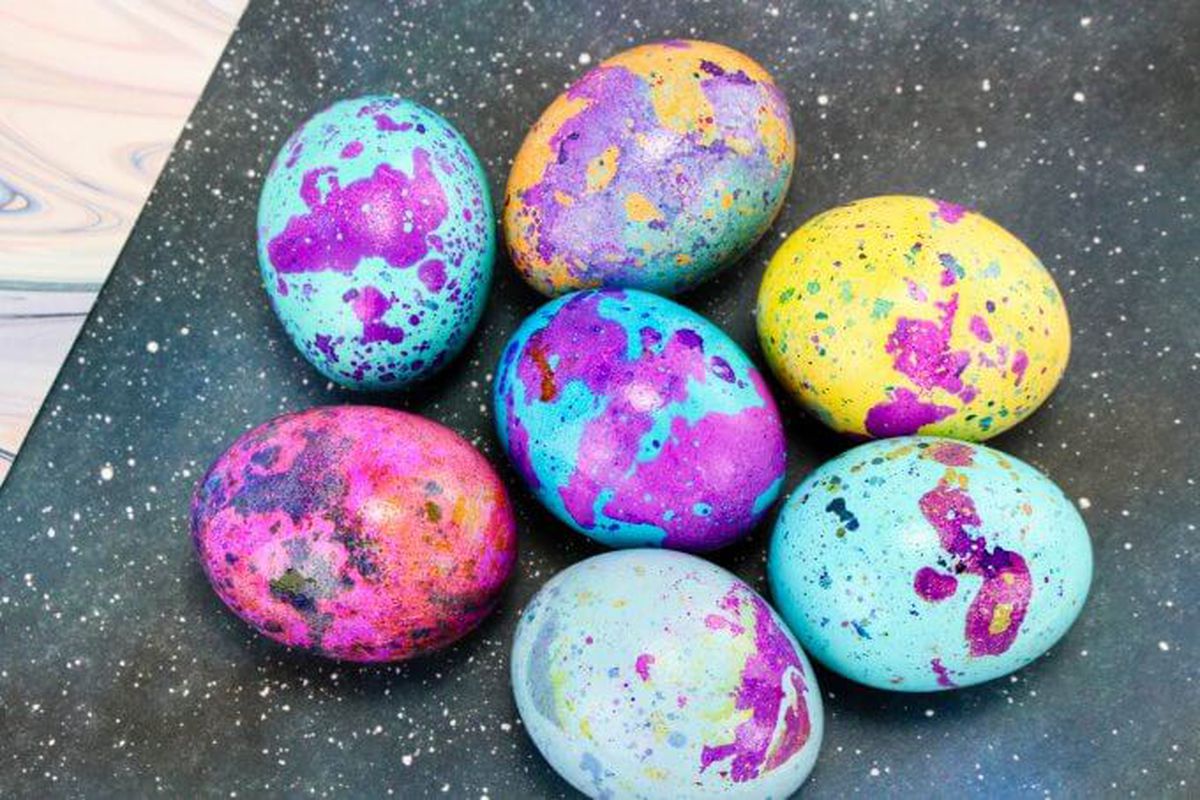 Цей простий спосіб дозволить отримати "космічні" яйця для Великодня за лічені хвилини. Приголомшливий ефект: мармурові яйця для світлого Великодня.