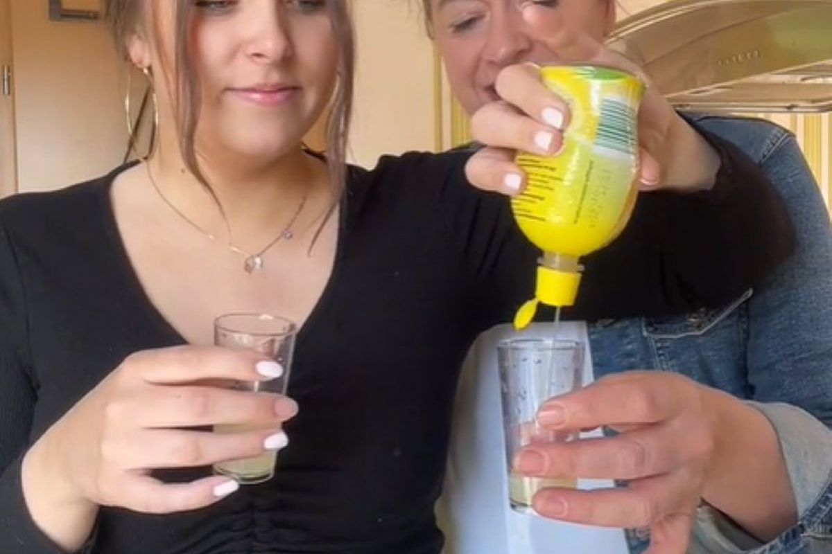 Мати і дочка випили на спір лимонний концентрат та показали повноту своєї «насолоди» на камеру. Жінки, відомі в TikTok під ніком Kathijunes, постійно роблять щось на суперечку.
