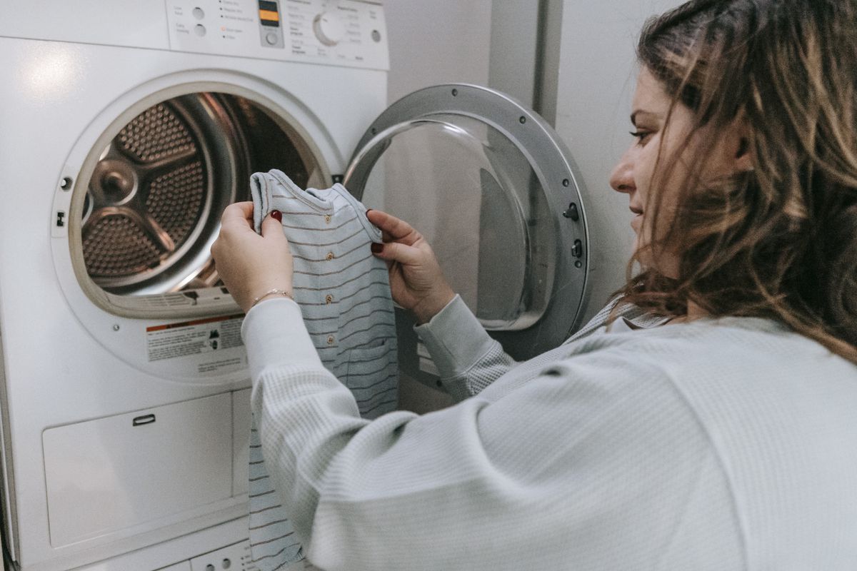Що додати в пральну машинку, щоб заощадити та посилити ефект засобу для прання. Бюджетні побутові засоби здатні покращити якість прання.