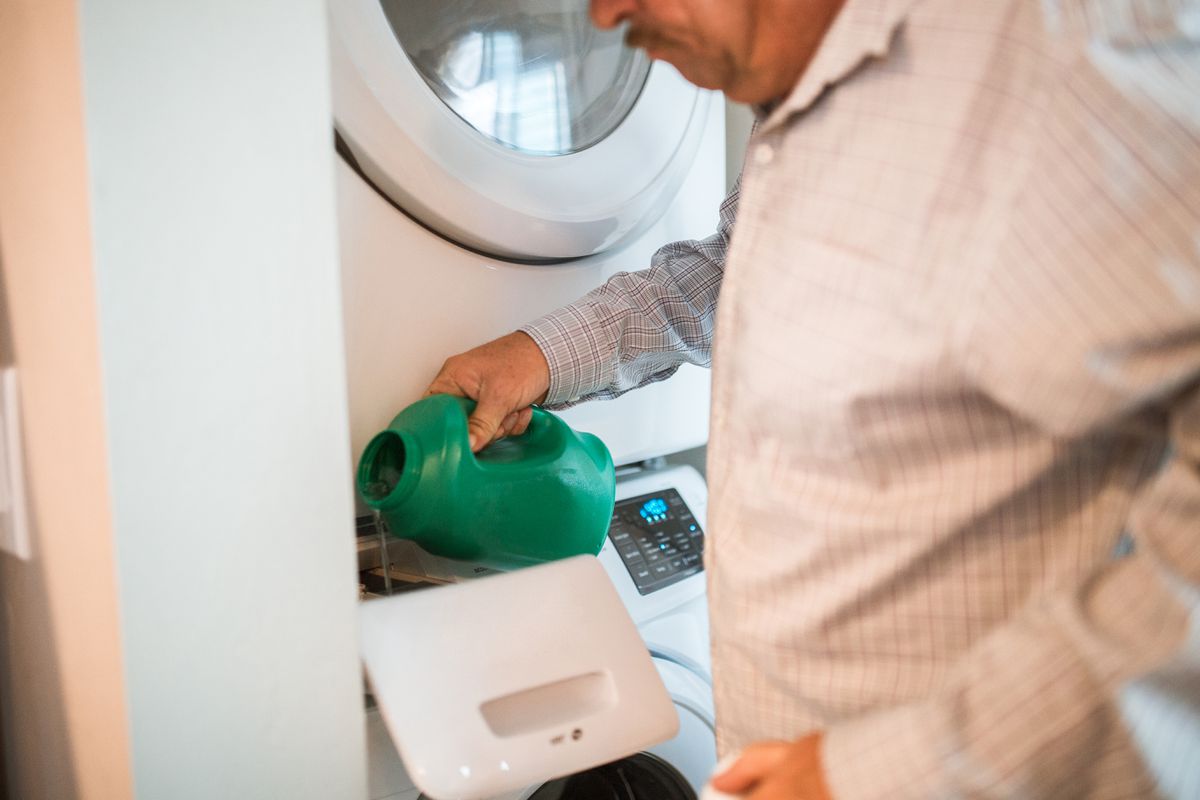 Фахівці назвали річ, яку категорично не можна прати в машинці. Лише ручне прання.