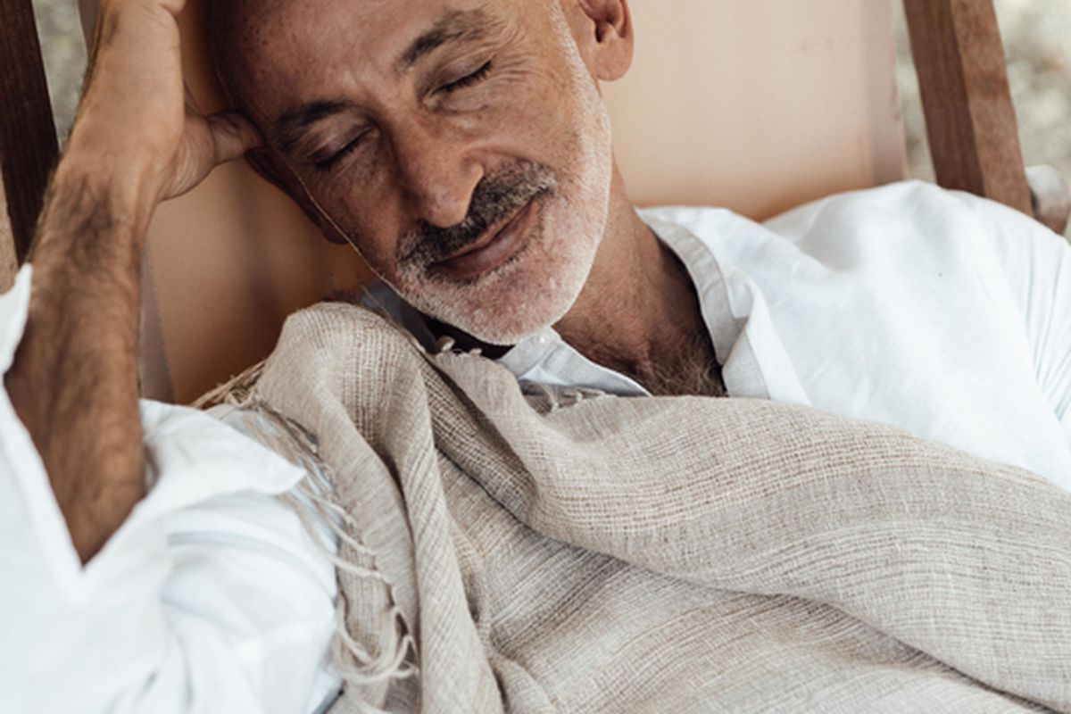 Скільки потрібно спати літнім людям, щоб зберегти міцний розум та тверду пам'ять. Вчені назвали оптимальну тривалість сну для літніх людей.