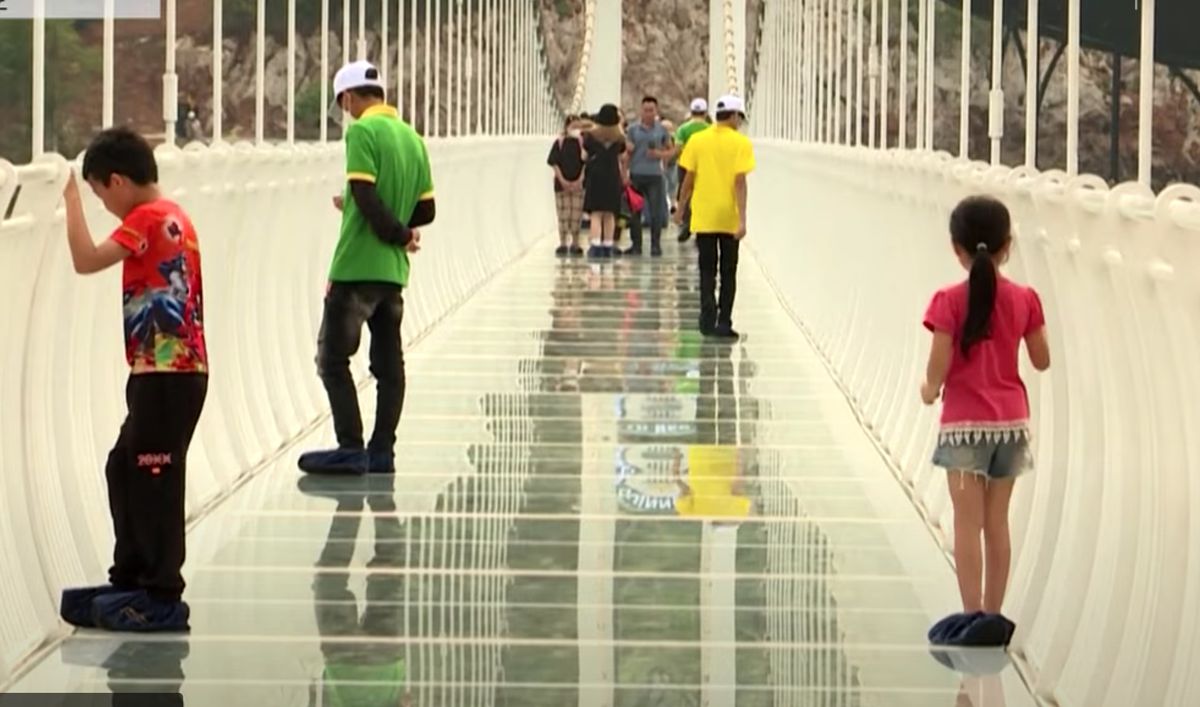У В'єтнамі відкрили найдовший у світі міст зі скляним дном — шлях не для слабкодухих. Відкрився величезний скляний міст, який претендує на звання найдовшого у світі.