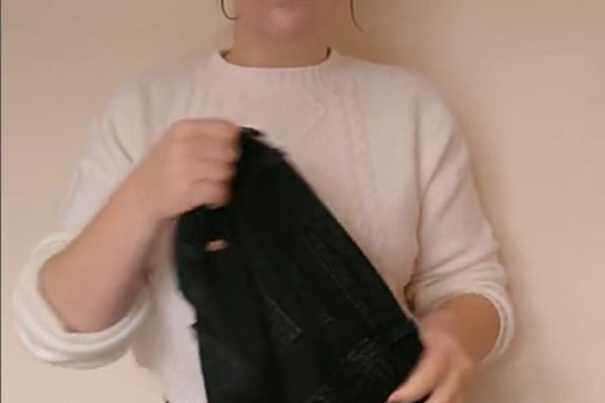 Британська блогерка розкрила секрет, як запобігти вицвітанню одягу при пранні. Простий та дієвий лайфак.
