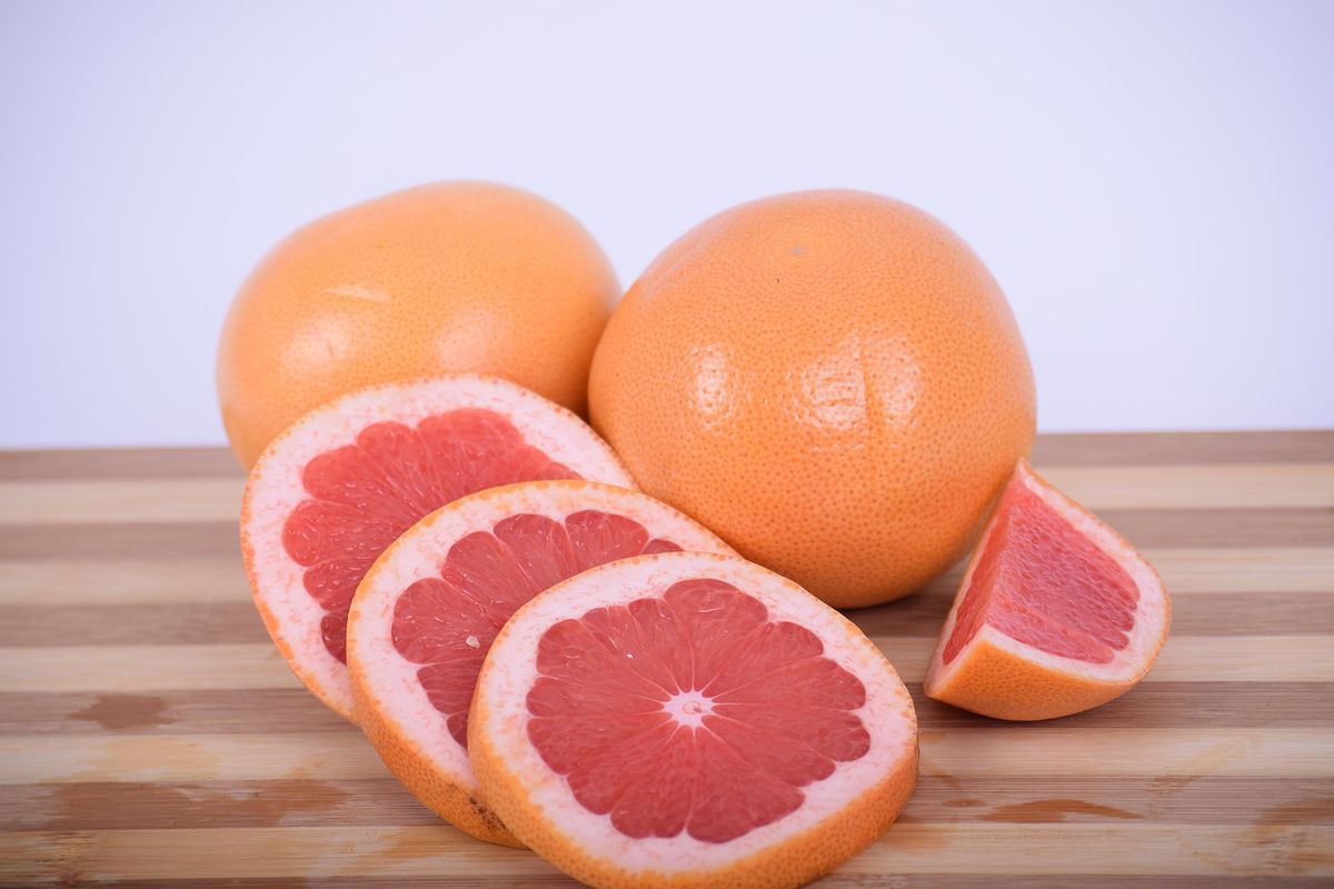 Яка різниця між білими, червоними і рожевими грейпфрутами. Якого кольору грейпфрут найсолодший.