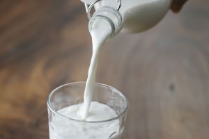 Що потрібно додати в молоко, щоб воно якомога довше залишалося свіжим