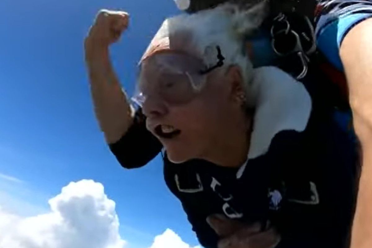 Старенька з Флориди стрибнула з парашутом на своє 100-річчя. Літати виявилося страшно.