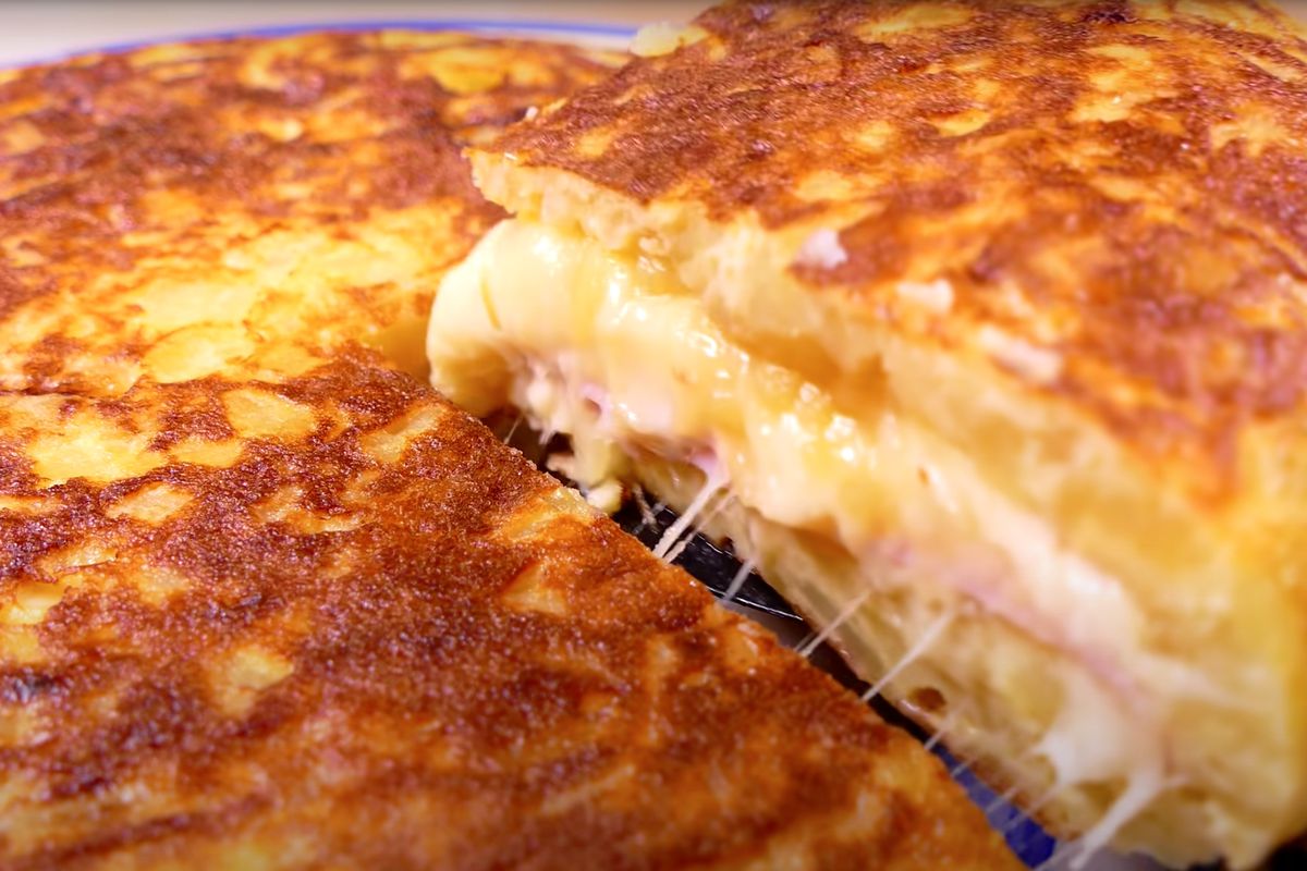 Пиріг з картопляного тіста на сковорідці — спробуйте, вам обов'язково сподобається. Незвичайний пиріг з картоплі, шинки і сиру.