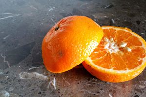 Жінка показала простий спосіб очищення апельсина та здивувала людей