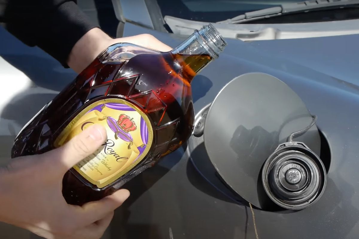 Чи здатний автомобіль завестися і поїхати на міцному алкоголі. Що буде, якщо залити алкоголь в бензобак.