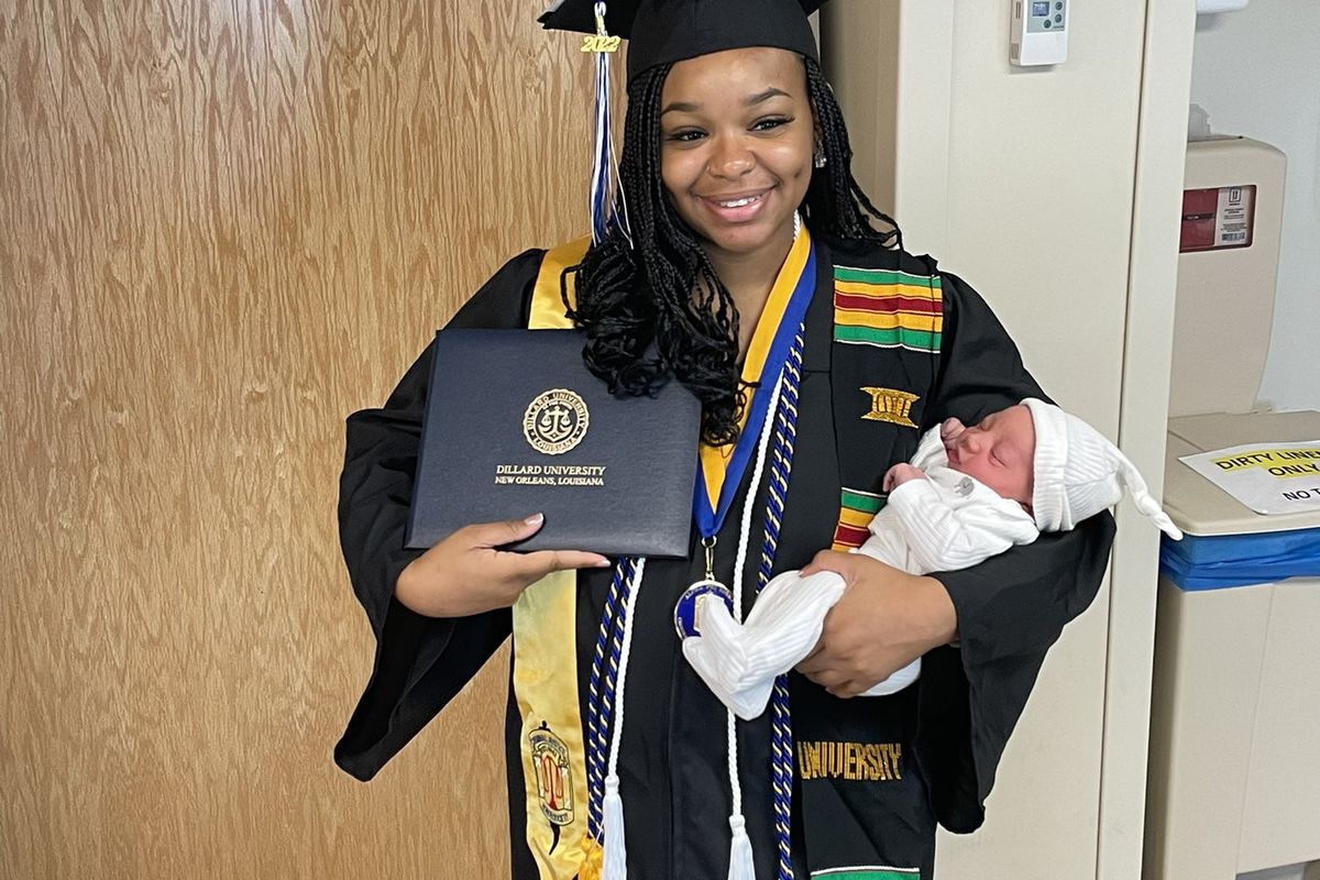 Президент коледжу в США вручив студентці диплом прямо у пологовому будинку. Жінка не змогла бути присутньою на офіційному врученні, бо цього дня вона народила дитину.