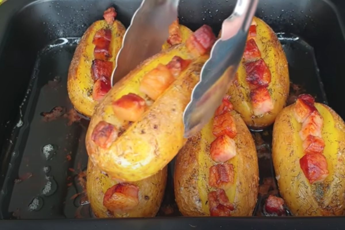 Що готують в Європі замість смаженої картоплі. Як приготувати картоплю з беконом в духовці вдома.