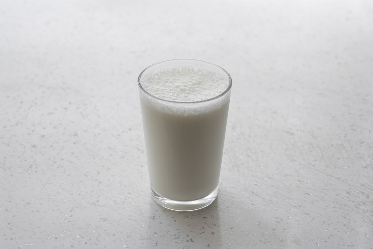 Чи дійсно склянка теплого молока на ніч допомагає краще заснути. Чи змусить вас заснути тепле молоко.