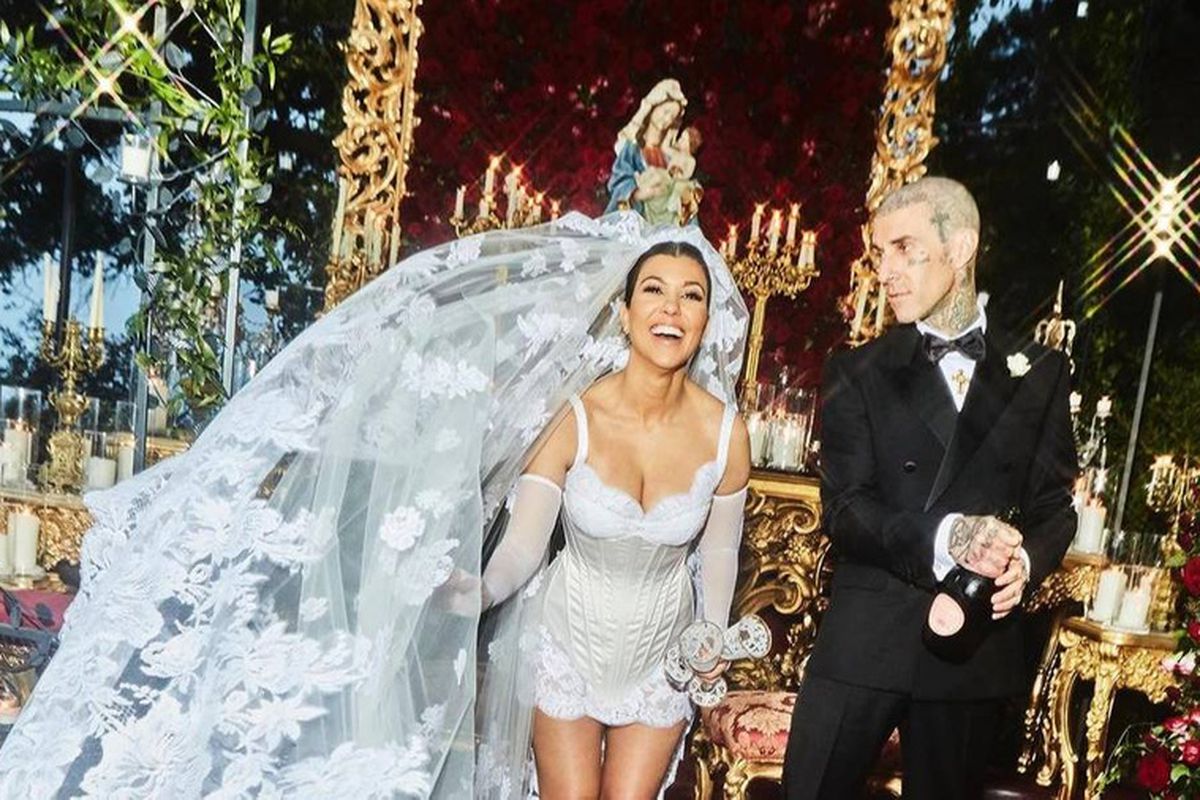 Як пройшло весілля Кортні Кардашьян і Тревіса Баркера в Італії. Спонсором торжества став модний будинок Dolce&Gabbana.