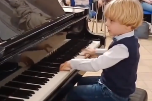 Відео з 5-річним хлопчиком, який грає Моцарта, набирає популярності у Мережі