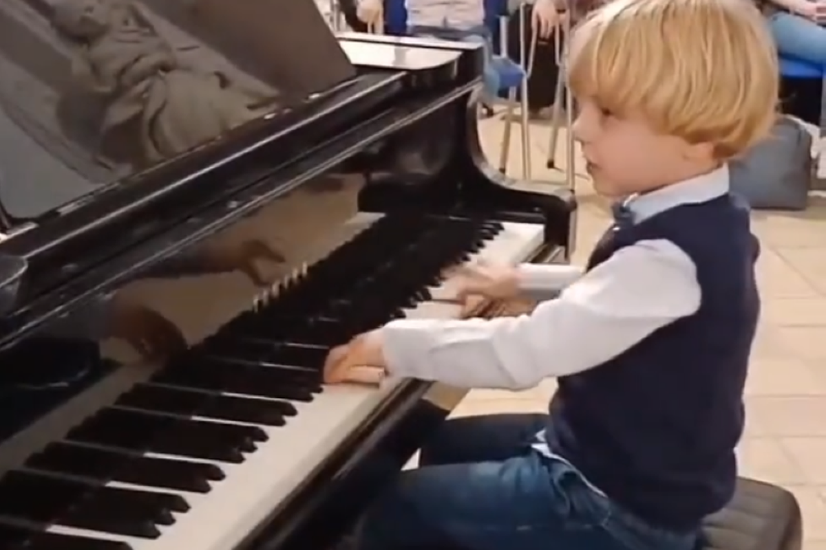 Відео з 5-річним хлопчиком, який грає Моцарта, набирає популярності у Мережі. Слухачі насолоджуються грою дитини.