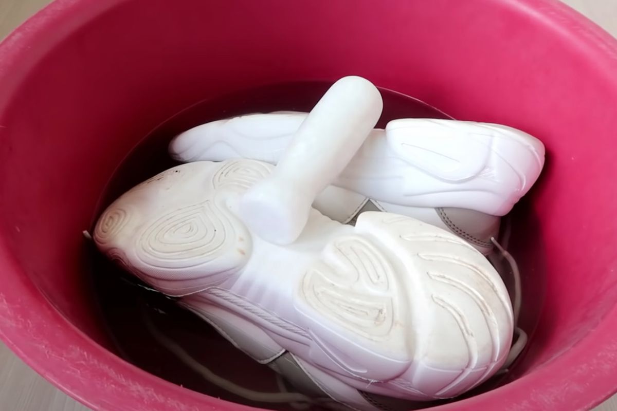 Мабуть, найбільш простий і ефективний спосіб відмити біле взуття. Від вас буде потрібно мінімум зусиль.