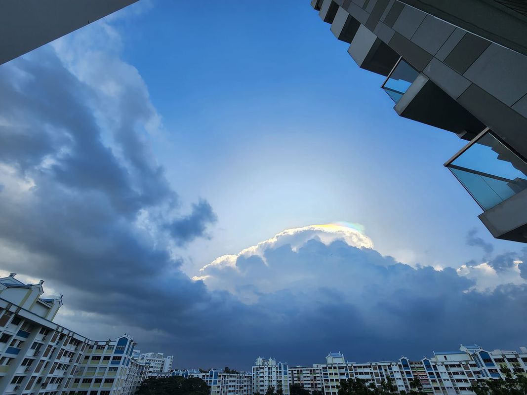 Феноменальні веселкові хмари були помічені жителями Сінгапуру. Можна лише позаздрити тим, хто зміг побачити таке на власні очі.