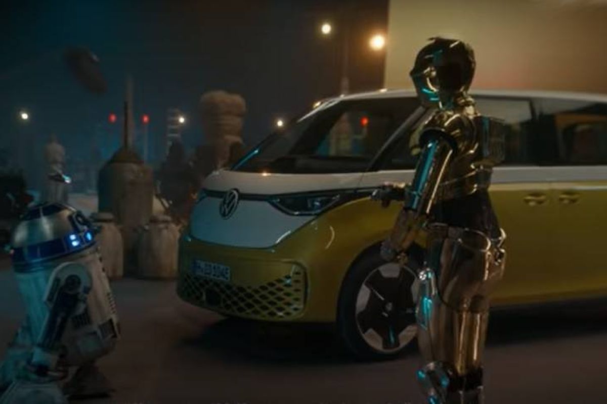 Подивіться на зворушливу зустріч фургона Volkswagen і дроїдів з "Зоряних війн". Рекламний ролик, присвячений електричному фургону ID.Buzz.
