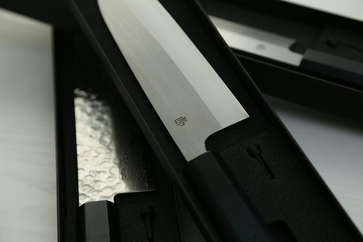 Які дії варто вчинити з подарованим ножем, щоб нейтралізувати негатив. Забобони пов'язані з ножем отриманим в подарунок.