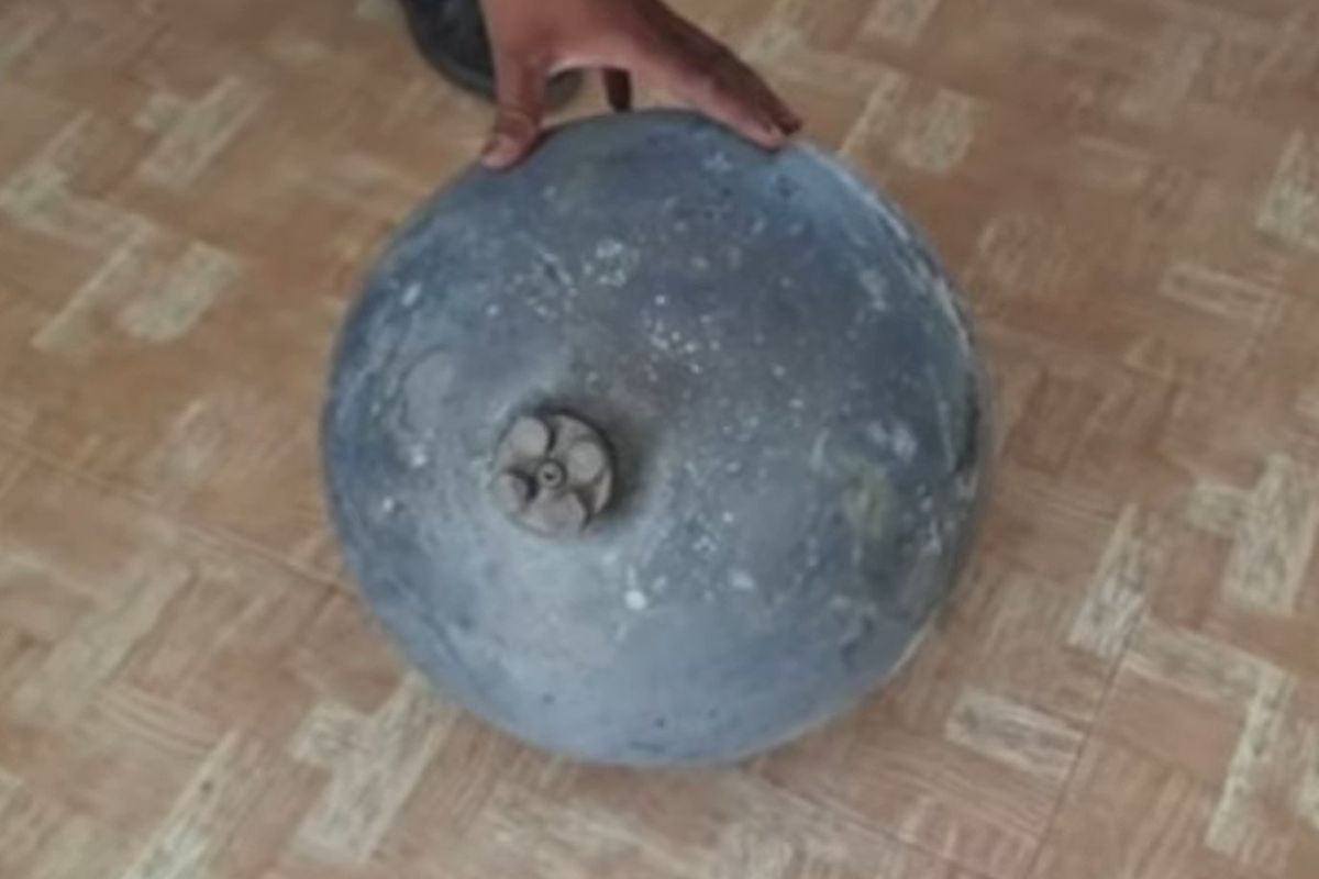 Металеві кулі, що падали з неба в Індії, налякали селян. Сферичні об'єкти важили близько 5 кілограмів.