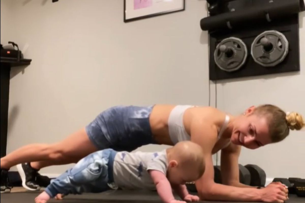П'ятимісячний хлопчик, що тримає планку під час тренування з мамою, вразив Інтернет. Відео стало популярним.
