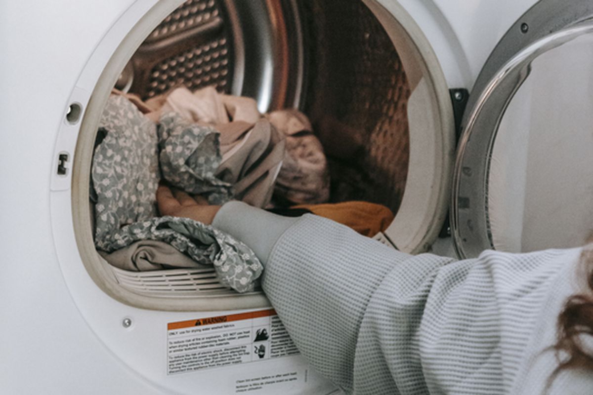 Як прати одяг із блискавкою та ґудзиками: у застебнутому положенні чи розстебнутому. Відповідь дали досвідчені господині.