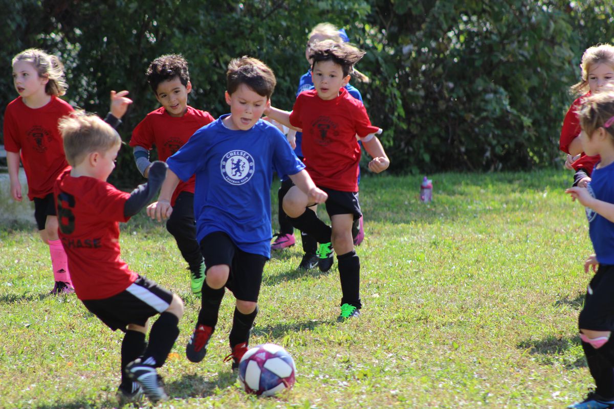 Футбол та інші командні види спорту захищають дітей від депресії. А ось поодинокі різновиди спорту збільшують цей ризик.