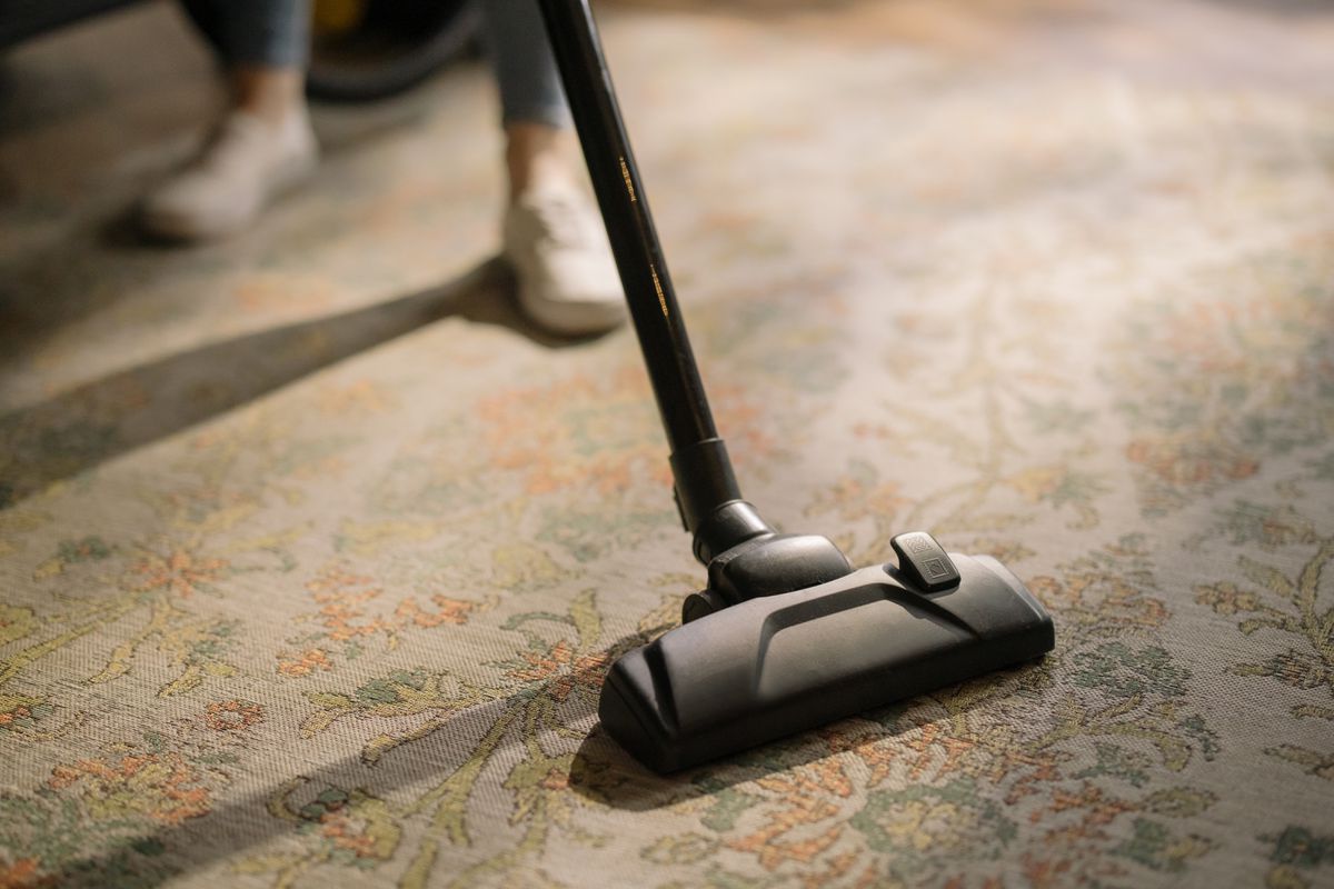 Копійчаний спосіб, який ефективно відчистить килим в домашніх умовах. І хімчистка не потрібна.