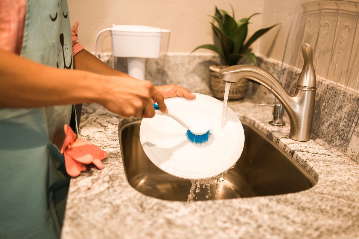 Щітка для посуду проти губки: чим краще мити посуд щодня. Відповідь дали норвезькі вчені.