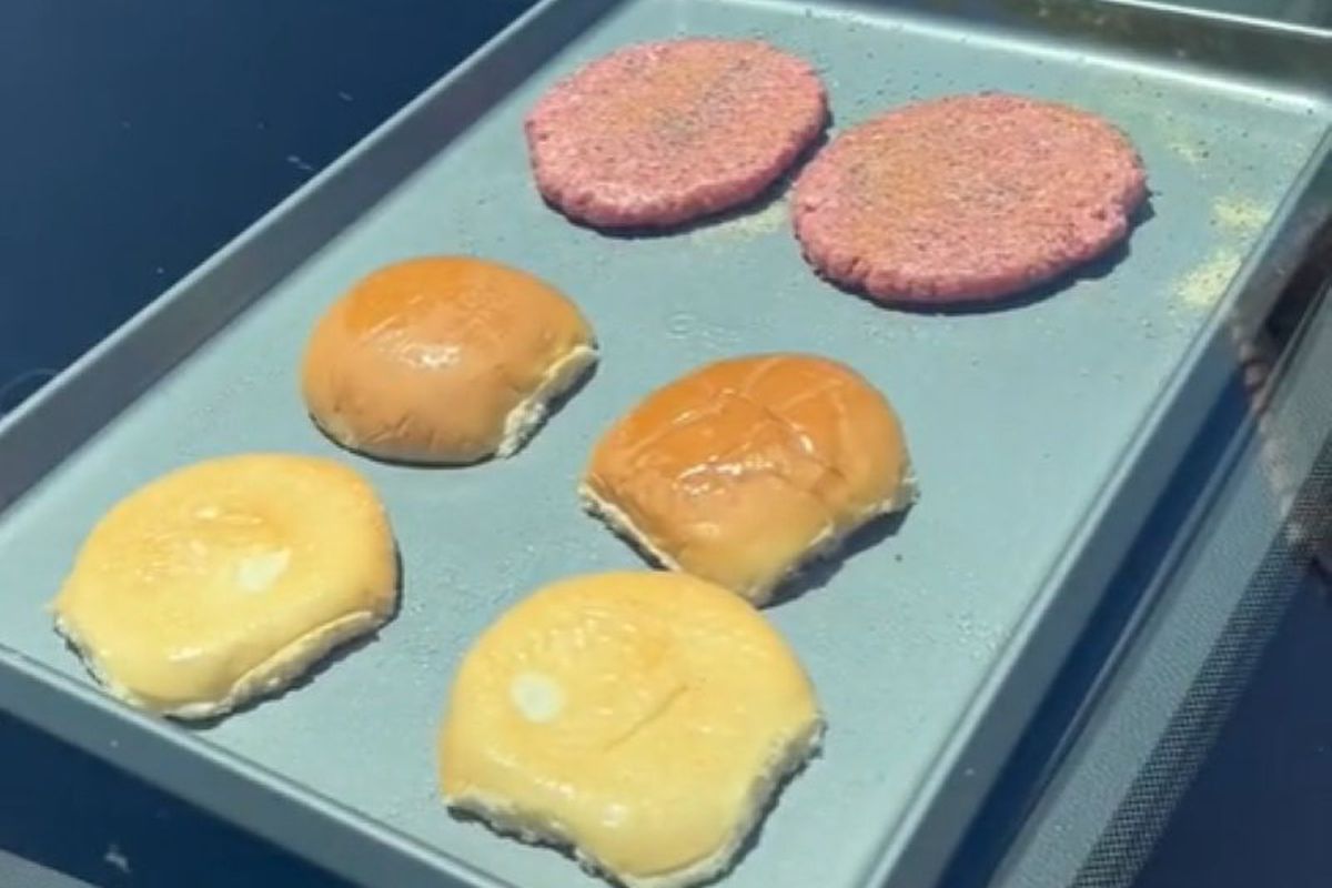 Чоловік з Аризони використав спекотну погоду свого штату, щоб готувати гамбургери та стейки в машині. Блогер навіть пече торти.