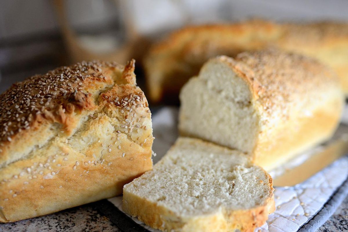 Дієтологи назвали продукти, які не можна поєднувати з білим хлібом. Білий хліб – це дуже смачний, але досить небезпечний продукт.