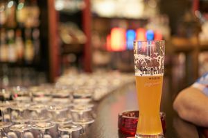 Менеджер бару опублікував відео, стверджуючи, що на ньому видно, як "спраглий привид" п'є пиво