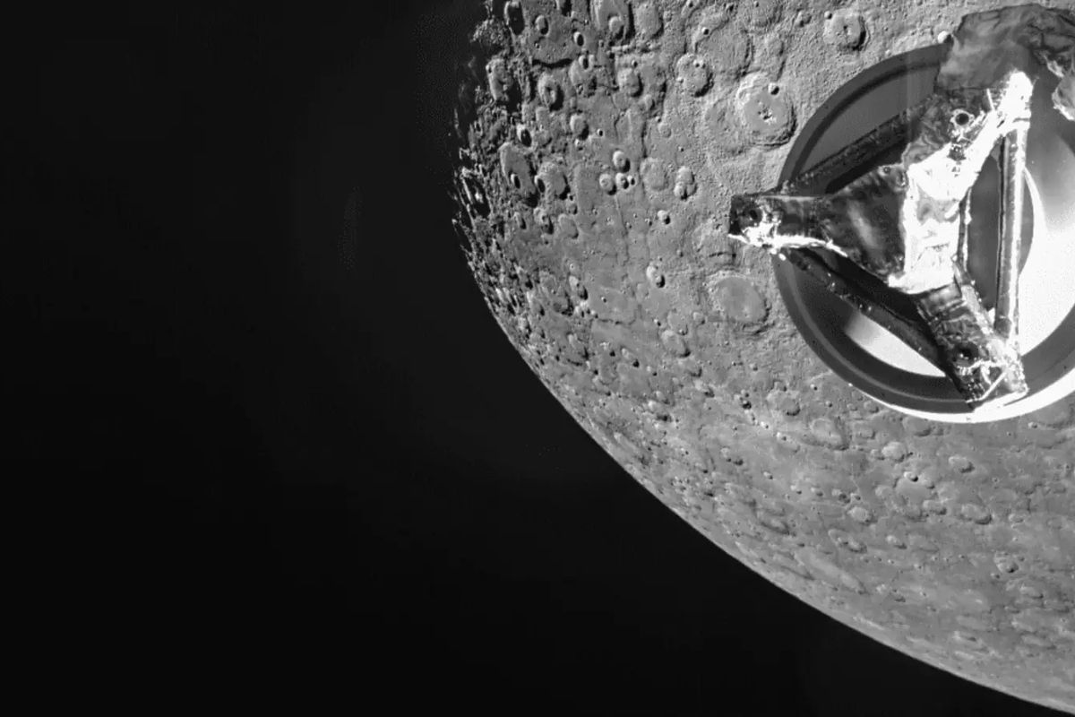 Космічний апарат "Бепіколомбо" надіслав приголомшливі фотографії Меркурія. Він здійснив другий обліт навколо Меркурія з шести.