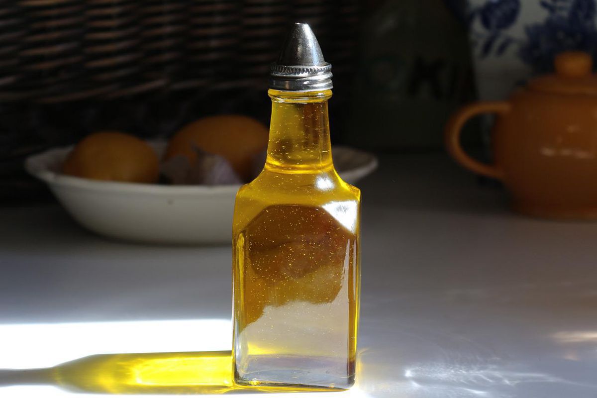Чому соняшникову олію не дозволяється зберігати в шафках на кухні. Де найкраще зберігати олію з соняшника.