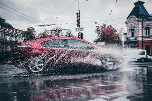 Що категорично не можна робити в дощ за кермом автомобіля