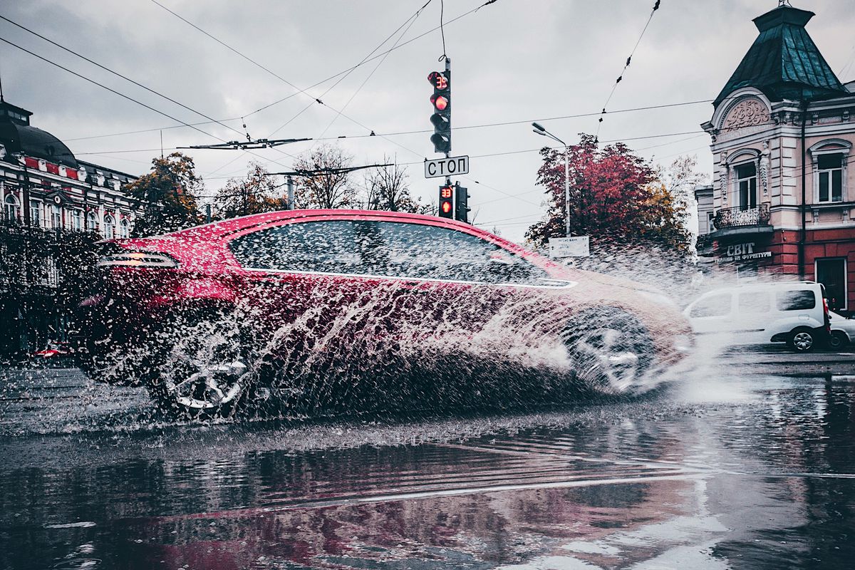 Що категорично не можна робити в дощ за кермом автомобіля. Той випадок, коли жарти погані.
